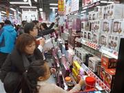 家電量販店で買い物する春節休暇中の中国人旅行客＝２０１５年２月２０日、東京都千代田区（共同）