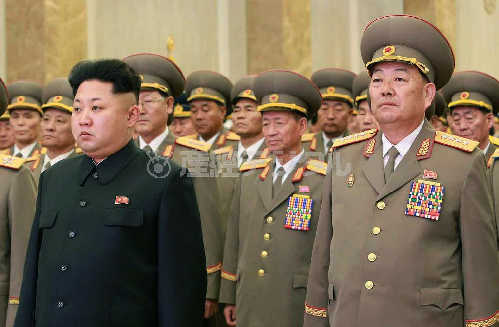 ２月１６日、故金正日総書記の生誕記念日「光明星節」に平壌・錦繍山太陽宮殿を参拝する金正恩第１書記（手前左）と玄永哲人民武力部長（手前右）＝２０１５年、北朝鮮・首都平壌市（聯合＝共同）