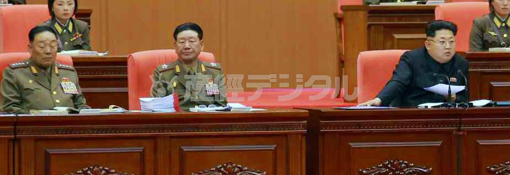 ４月２４日からの２日間、首都平壌市で開かれた人民軍幹部大会に出席した玄永哲（ヒョン・ヨンチョル）人民武力部長（左端）。韓国メディアは居眠りをしているように見えると報じた＝２０１５年、北朝鮮（聯合＝共同）