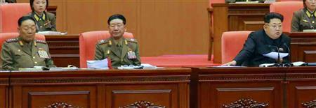 ４月２４日からの２日間、首都平壌市で開かれた人民軍幹部大会に出席した玄永哲（ヒョン・ヨンチョル）人民武力部長（左端）。韓国メディアは居眠りをしているように見えると報じた＝２０１５年、北朝鮮（聯合＝共同）