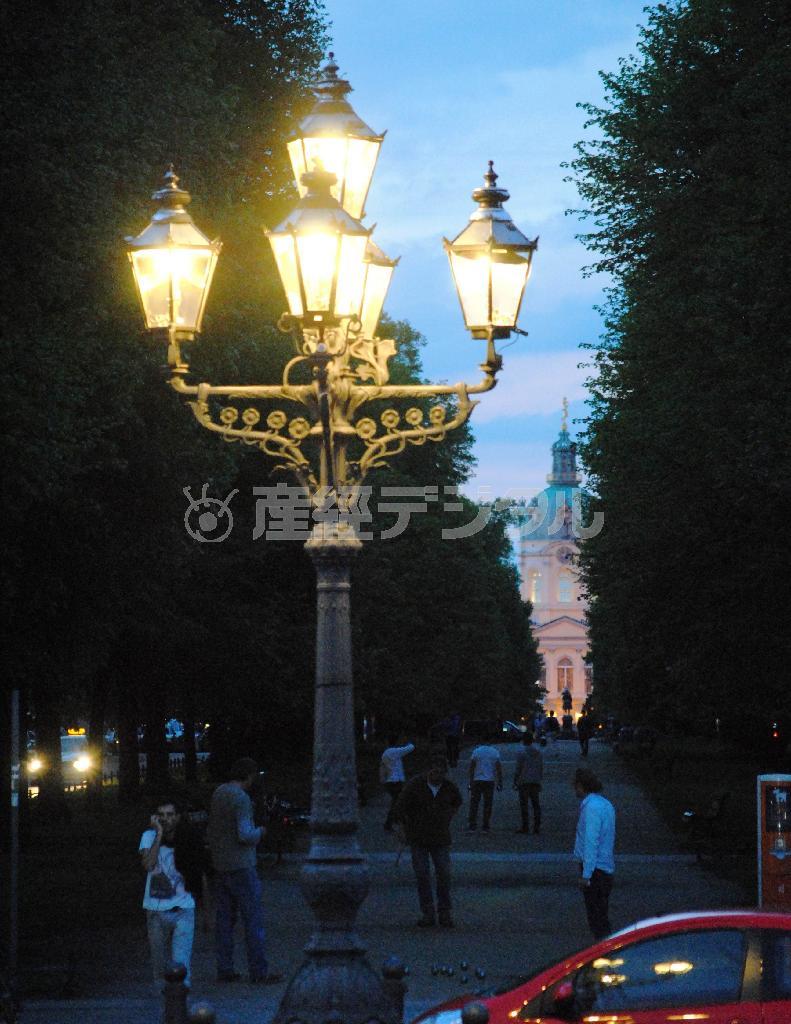 シャルロッテンブルク地区の公園前のガス灯。１９０３年に設置され、六角ランプが５個あるデザインのオリジナルとしてはベルリンに残る唯一のものだ。奥にみえるのは宮殿＝２０１５年５月５日、ドイツ・首都ベルリン（宮下日出男撮影）