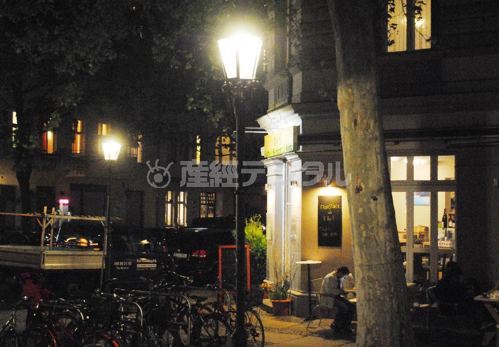 街の一角を六角状のガス灯の柔らかい明かりが照らす＝２０１５年５月５日、ドイツ・首都ベルリン（宮下日出男撮影）