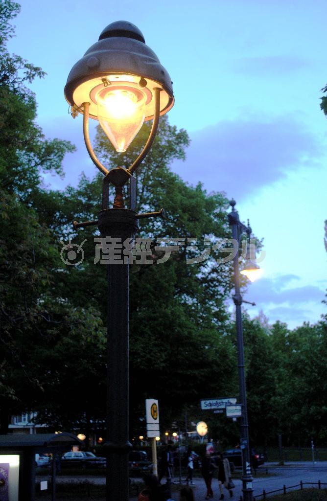 洋なし状のランプを備えたガス灯。首都ベルリンではこのタイプのものが最も多く残っている＝２０１５年５月５日、ドイツ（宮下日出男撮影）