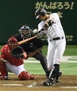 三回、左越えに先制のソロ本塁打を放つ巨人・大田泰示（右）＝２０１５年５月１３日、東京都文京区・東京ドーム（大橋純人撮影）