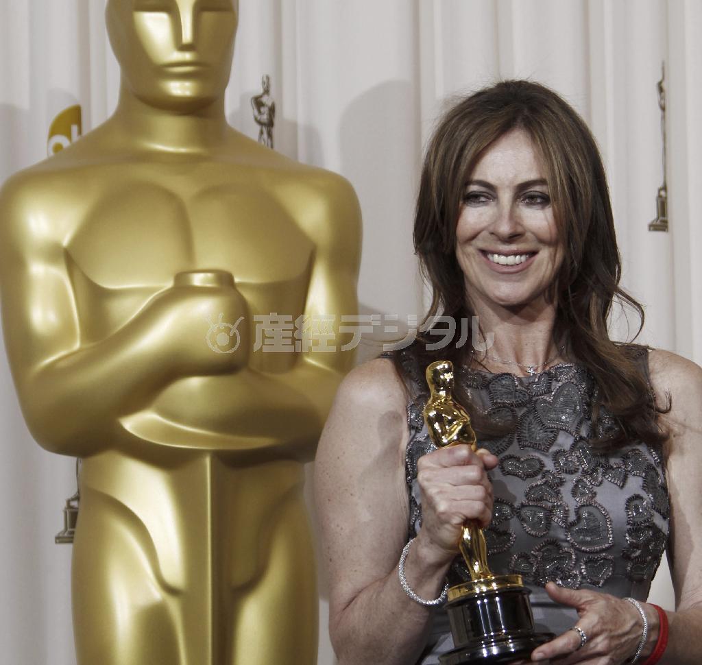 第８２回アカデミー賞の授賞式で女性初となる監督賞のオスカー像を手にするキャスリン・ビグロー監督＝２０１０年３月７日、米カリフォルニア州ロサンゼルス（ＡＰ）