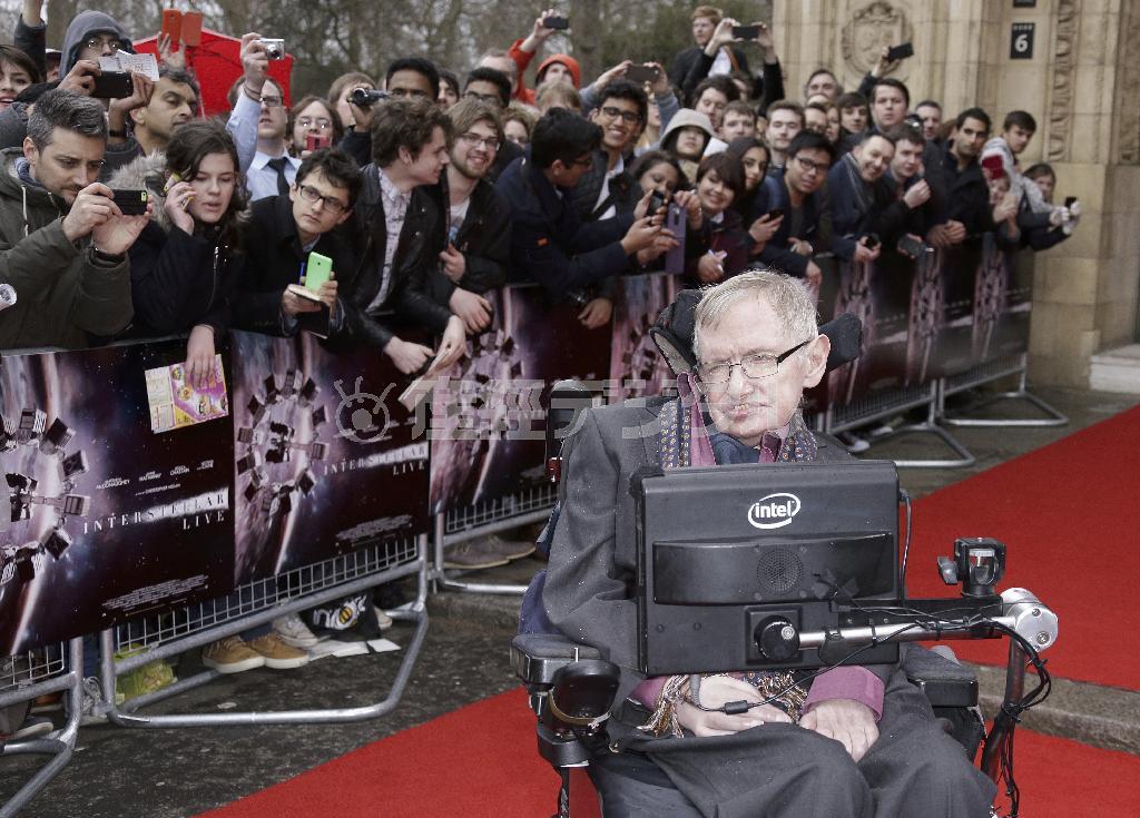 英宇宙物理学者、スティーブン・ホーキング博士＝２０１５年３月３０日、英国・首都ロンドン（ＡＰ）