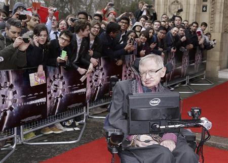 英宇宙物理学者、スティーブン・ホーキング博士＝２０１５年３月３０日、英国・首都ロンドン（ＡＰ）