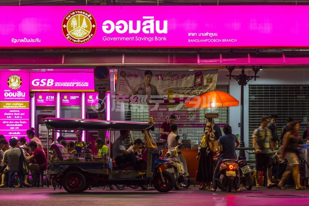 街中でひときわ目を引くショッキングピンク。実は銀行の看板＝タイ・首都バンコク（丸田あつしさん撮影）