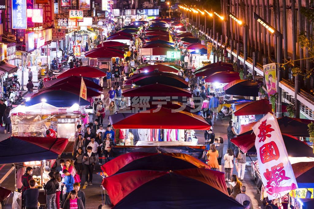 地元の人でにぎわう桃園の中●（＝土へんに歴、木をそれぞれノギ偏に）新明夜市＝台湾・台北市（丸田あつしさん撮影）