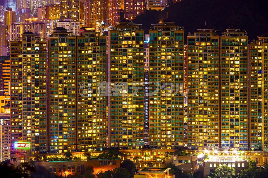 立ちはだかる高層マンションの窓明かりは、まるで蜂の巣のよう＝中国・香港（丸田あつしさん撮影）