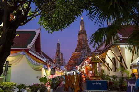 首都バンコクを代表するランドマーク、ワット・アルン（暁の寺）と祈りを終えた若い僧侶たち＝タイ（丸田あつしさん撮影）