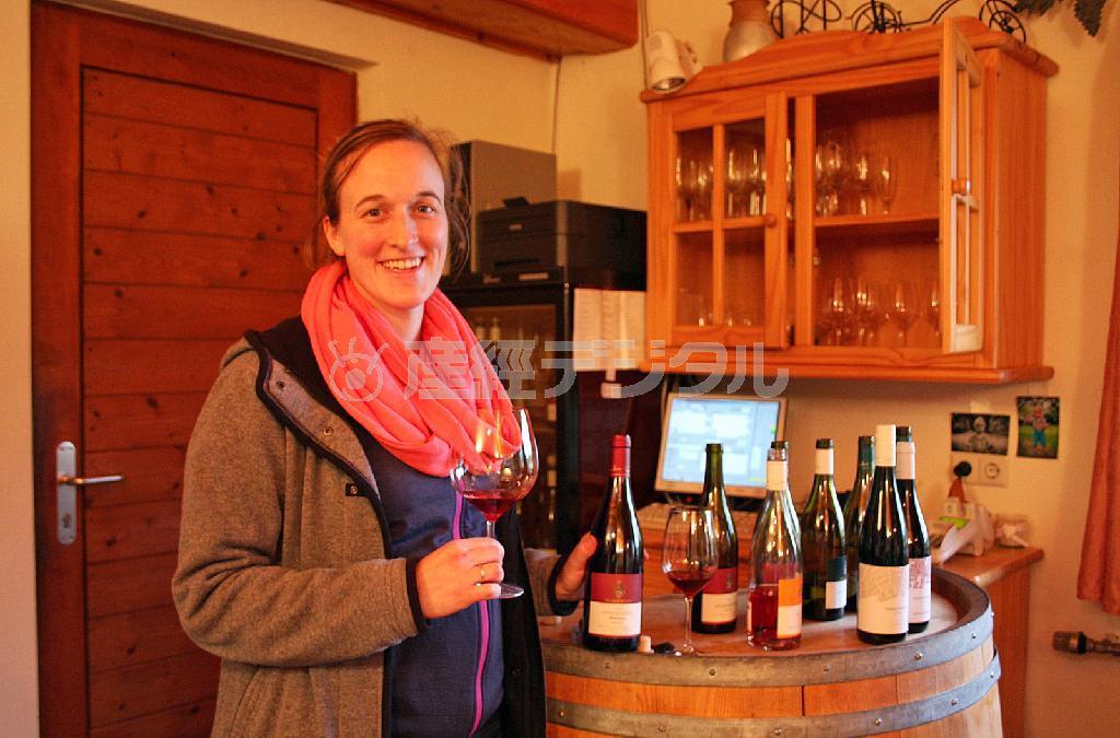 「シュペートブルグンダー＿エディション＿トロッケン２０１２」を手にするアンネ・クリスティン・トラウトヴァインさん＝２０１５年５月１日、ドイツ（青木冨美子さん撮影）