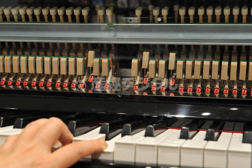 「ＣＦＸ」の音源を持ったハイブリッドピアノ「ＮＵ１」。アコースティックピアノのアクション機構と、電子ピアノの魅力を併せもった新しいタイプのピアノ＝２０１５年４月１７日、大阪市西区（南雲都撮影）