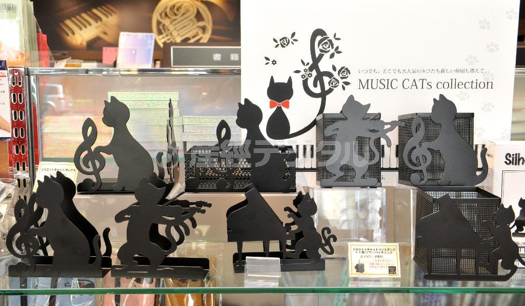１階には、雑貨類のコーナーもある。ネコと音楽をモチーフにしたブックエンドやペンスタンドなど種類も豊富だ＝２０１５年４月１７日、大阪市西区（南雲都撮影）