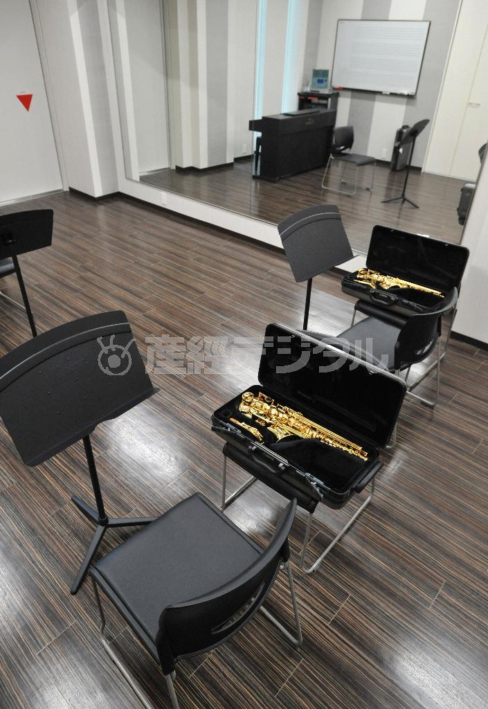 「ヤマハ大人の音楽レッスン」を開講している。レッスン室には、楽器が用意されていて気軽にレッスンを受けることができる＝２０１５年４月１７日、大阪市西区（南雲都撮影）