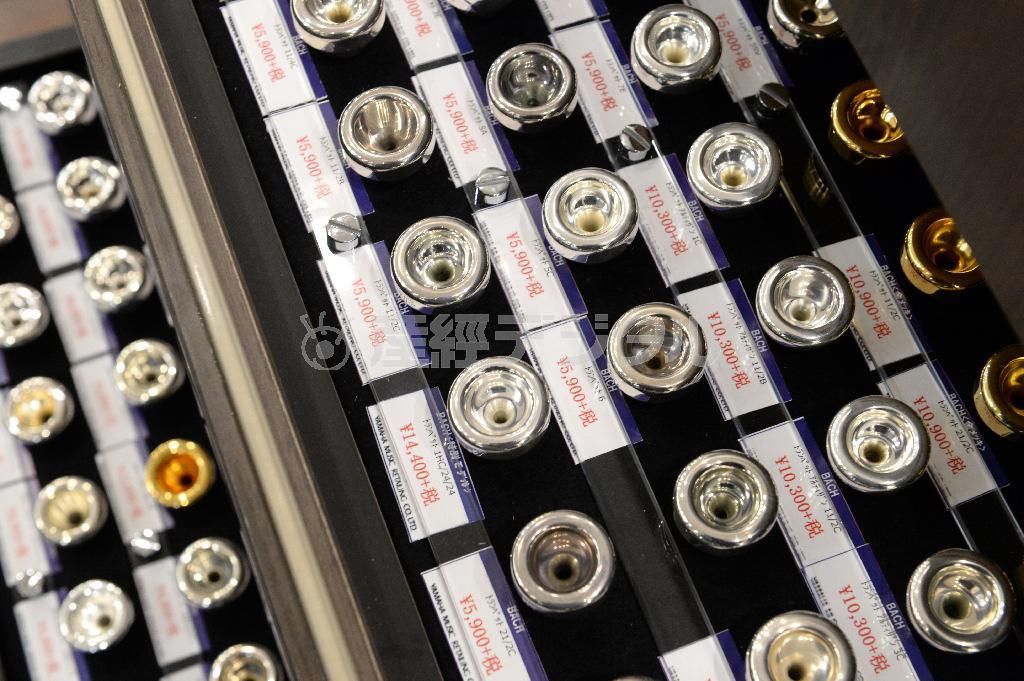 管楽器用のマウスピースがずらりと並ぶ。マウスピースが楽器と唇にフィットしていなければ、望み通りの響きを奏でることはできないという＝２０１５年４月１７日、大阪市西区のヤマハ大阪ビル（南雲都撮影）