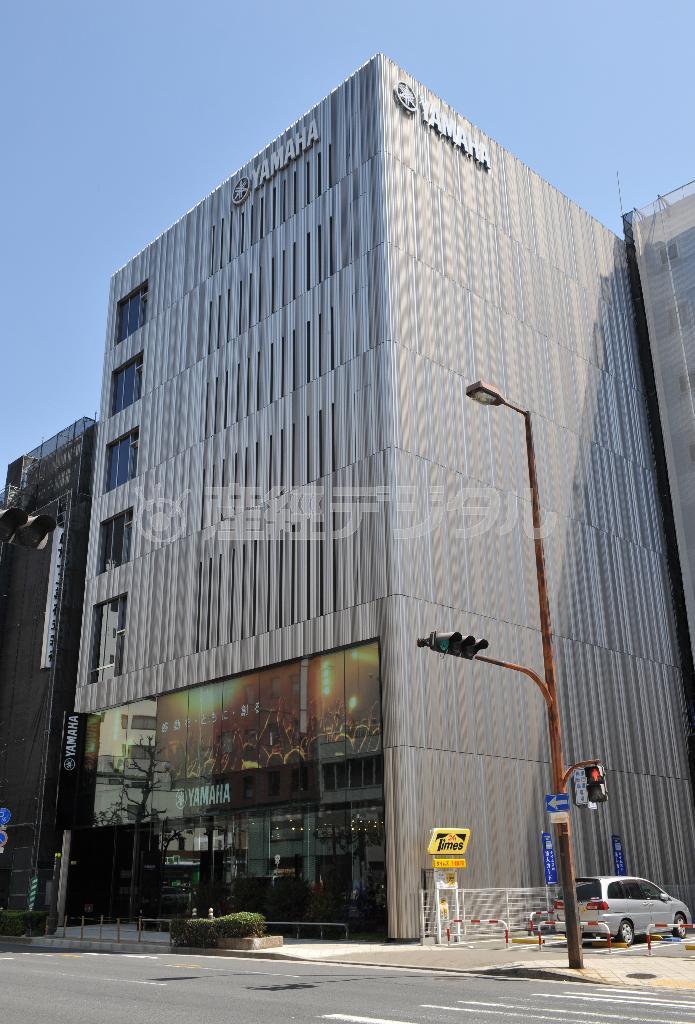 「ヤマハ大阪ビル」は、音楽の特性である“時間的変化”“ゆらぎ”“リズム”“ハーモニー”を光で表現。時間の経過や見る角度により外壁がさまざまな色に＝２０１５年４月１７日、大阪市西区（南雲都撮影）