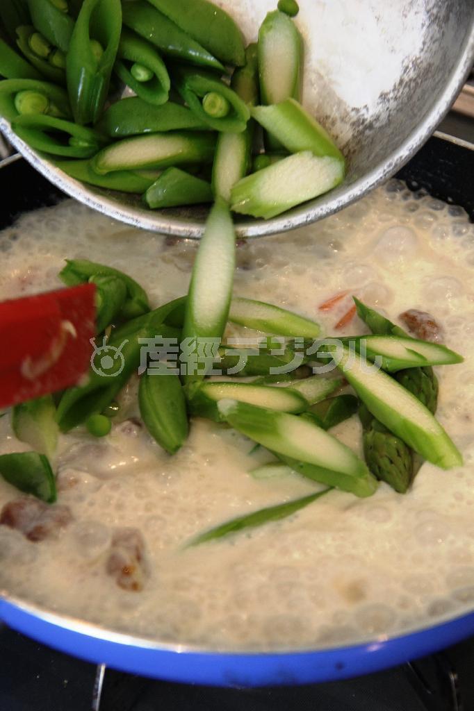 春野菜のグラタン（作り方３）＿＿とろみがついてきたらスナップエンドウ、アスパラガスを加え、塩、こしょうで味を調え、耐熱皿に入れる。粉チーズ、パン粉をかけ、オーブントースターで焦げ目がつくまで焼く。