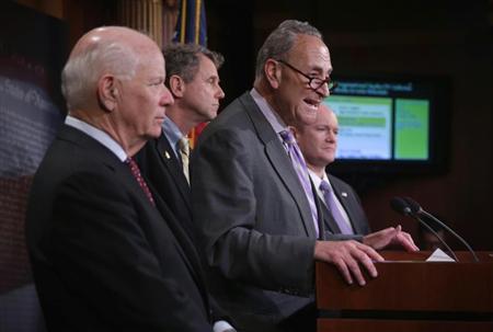 議会内で記者会見するシューマー上院議員ら＝米ワシントン（共同）