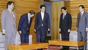 臨時閣議に臨む安倍首相（中央）＝１４日午後、首相官邸