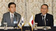 日韓経済人会議を終え、共同記者会見する日韓経済協会の佐々木幹夫会長（右）と韓日経済協会の金●（＝金へんに允）会長＝１４日、ソウル（共同）
