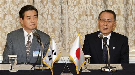 日韓経済人会議を終え、共同記者会見する日韓経済協会の佐々木幹夫会長（右）と韓日経済協会の金●（＝金へんに允）会長＝１４日、ソウル（共同）