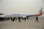 天津浜海国際空港に駐機する、同空港を拠点とする格安航空会社（ＬＣＣ）、奥凱航空のボーイング７３７－９００ＥＲ型機（中国新聞社）