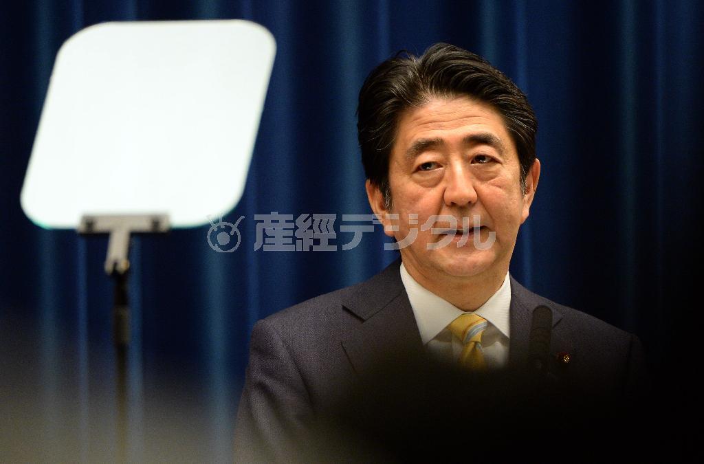 新たな安全保障関連法案を閣議決定し、記者会見で意義を説明する安倍晋三（しんぞう）首相＝２０１５年５月１４日午後、首相官邸（酒巻俊介撮影）
