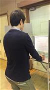 統一地方選で投票をする筆者＝２０１５（平成２７）年４月（有志学生記者提供）