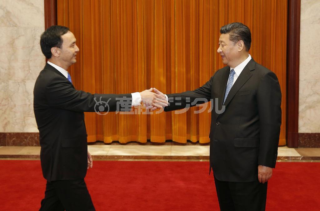 会談前に握手する台湾の与党、中国国民党の朱立倫主席（左）と中国共産党の習近平総書記＝２０１５年５月４日、中国・首都北京市西城区の人民大会堂（共同）