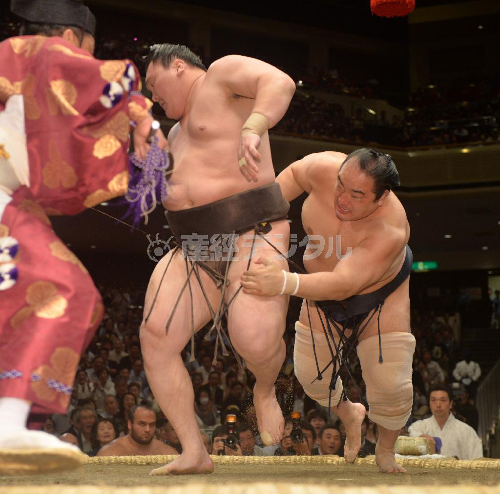 白鵬（中央）を慌てさせ、背中を取った安美錦（右）。だが、惜しくも振り切られ、金星を逃した＝２０１５年５月１４日、東京都墨田区・両国国技館（納冨康撮影）