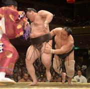 白鵬（中央）を慌てさせ、背中を取った安美錦（右）。だが、惜しくも振り切られ、金星を逃した＝２０１５年５月１４日、東京都墨田区・両国国技館（納冨康撮影）