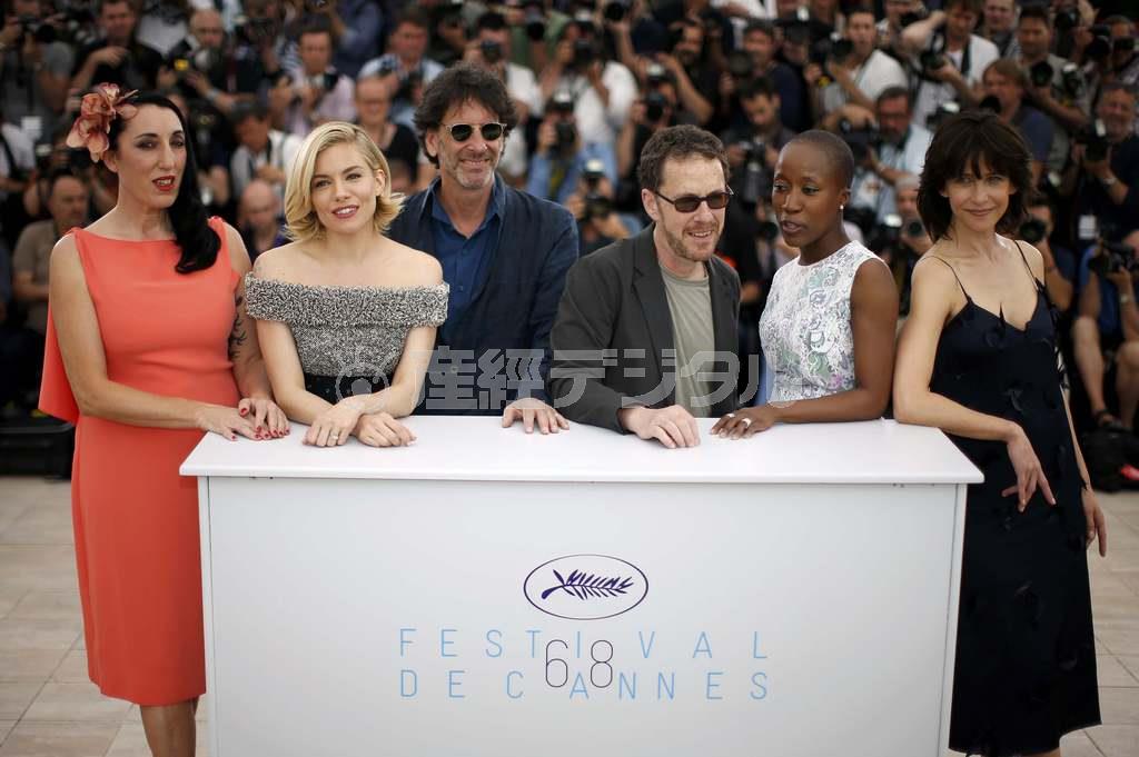 開幕式に先立ち、撮影に応じる審査員のメンバー。審査員長を務める米映画監督、コーエン兄弟のジョエルさん（左から３人目）とイーサンさん（４人目）のほか、米女優のシエナ・ミラーさん（２人目）や仏女優、ソフィー・マルソーさん（右端）らが並んだ＝２０１５年５月１３日、フランス・カンヌ（ロイター）