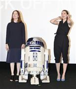 プロデューサーのキャスリーン・ケネディ（左）と新ヒロインのデイジー・リドリー＝２０１５年４月３０日、東京都港区（共同）