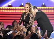 米人気歌手、ジェニファー・ロペスさん（中央）＝２０１５年５月１３日、米カリフォルニア州ロサンゼルス（ＡＰ）