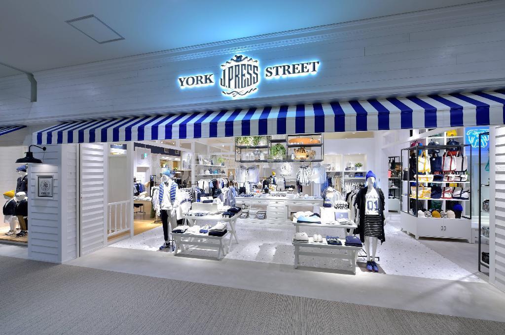 「Ｊ．ＰＲＥＳＳ＿ＹＯＲＫ＿ＳＴＲＥＥＴ」の外観。白を基調とした落ち着いた雰囲気が目を引く＝２０１５年４月４日（提供写真）