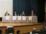 「発明の日シンポジウム」（主催・ＪＩＰＩＩ）で知財人材育成について論議する高林龍教授（左端）と古城春実弁護士（右から２人目）＝４月１３日、東京都港区の発明会館ホール