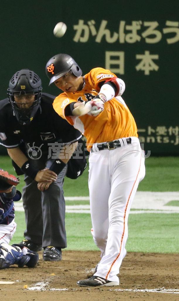 ヤクルト戦の七回裏、左越えに決勝打となる先制の２点本塁打を放つ巨人の４番・坂本勇人＝２０１５年５月１５日、東京都文京区・東京ドーム（大橋純人撮影）