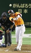 ヤクルト戦の七回裏、左越えに決勝打となる先制の２点本塁打を放つ巨人の４番・坂本勇人＝２０１５年５月１５日、東京都文京区・東京ドーム（大橋純人撮影）