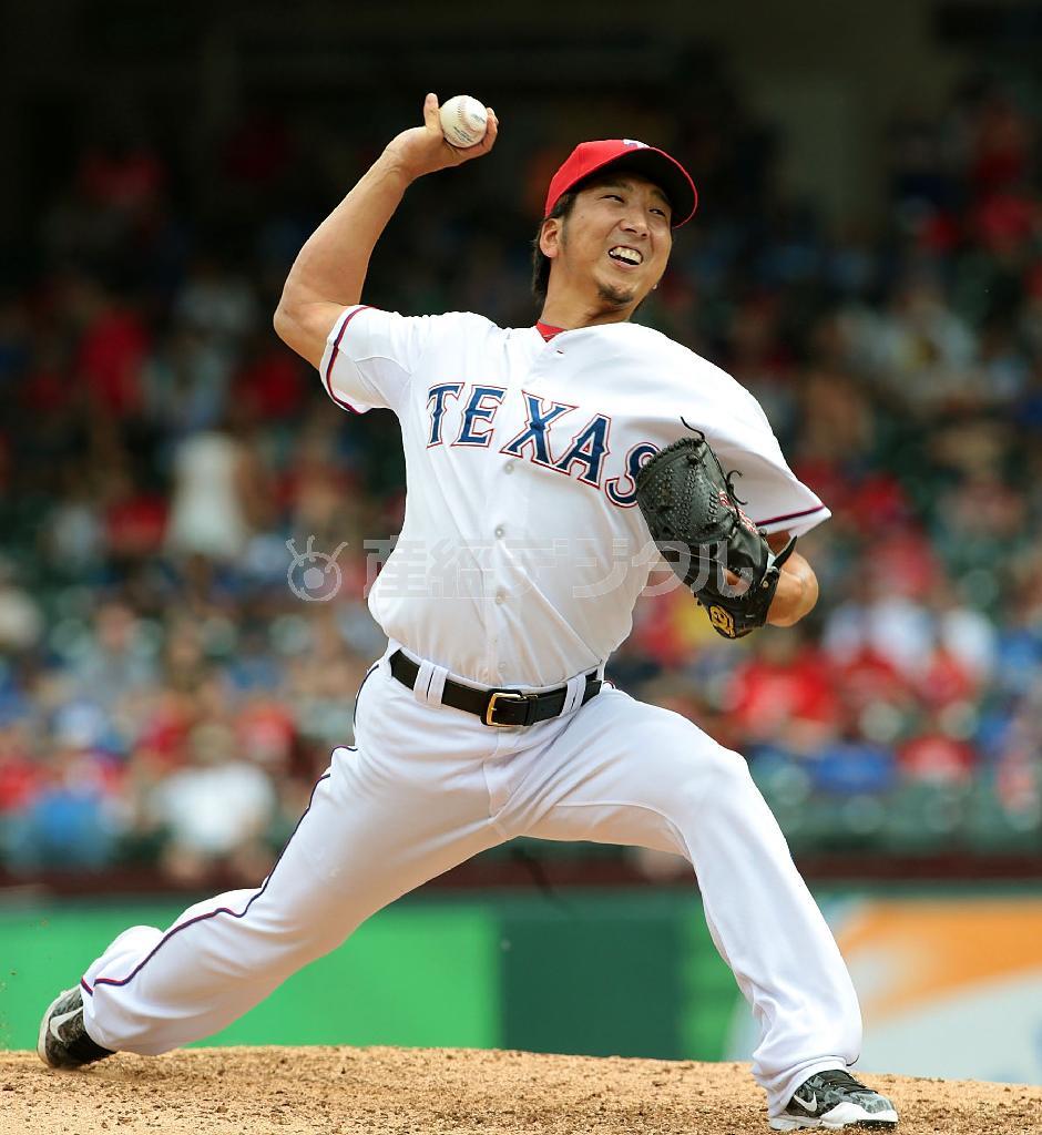 ロイヤルズ戦の八回に移籍後初登板し、１回を三者凡退に抑えたレンジャーズ・藤川球児（きゅうじ）＝２０１５年５月１４日、米テキサス州アーリントン（共同）