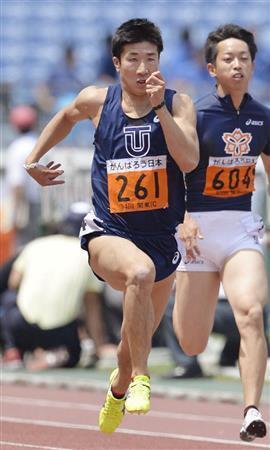 男子１００メートル準決勝で力走する桐生祥秀（きりゅう・よしひで、中央）。決勝は棄権した＝２０１５年５月１５日、神奈川県横浜市港北区の日産スタジアム（共同）