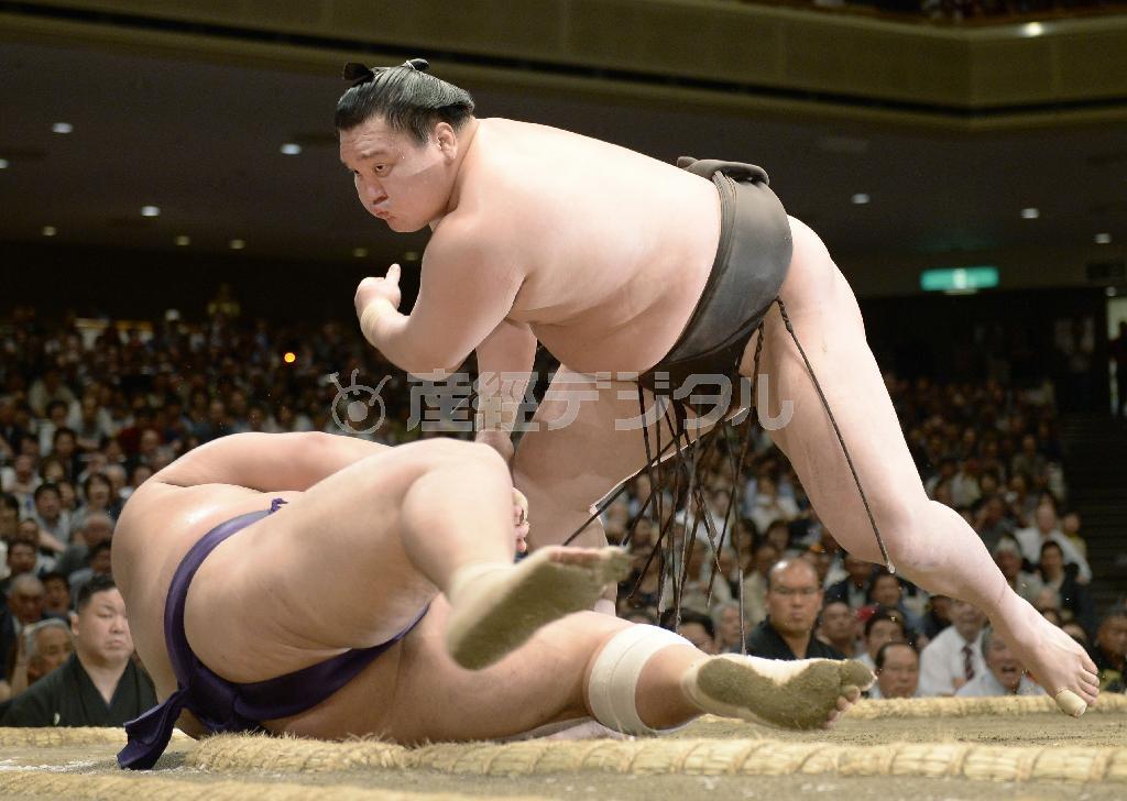上手投げで栃煌山（とちおうざん）を下した白鵬。徐々に調子を上げてきた＝２０１５年５月１５日、東京都墨田区・両国国技館（共同）