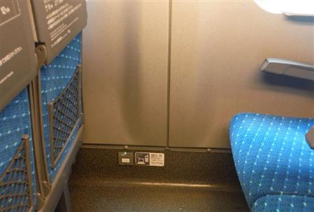 東海道新幹線「のぞみ」などＮ７００系車両の窓側足元にある電源コンセント（ＪＲ東海提供）