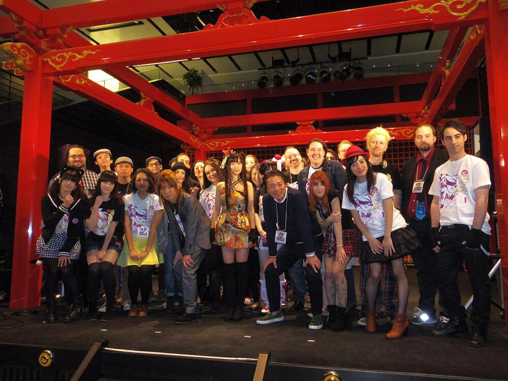 羽田空港の国際線ターミナルにある江戸舞台に集結した海外のアニソンシンガーたち