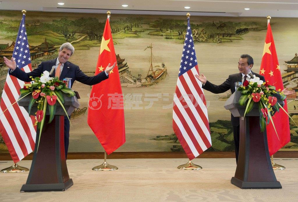 会談後の共同記者会見でも応酬を繰り広げた米国のジョン・ケリー国務長官（左）と中国の王毅外相＝２０１５年５月１６日、中国・首都北京市（ロイター）