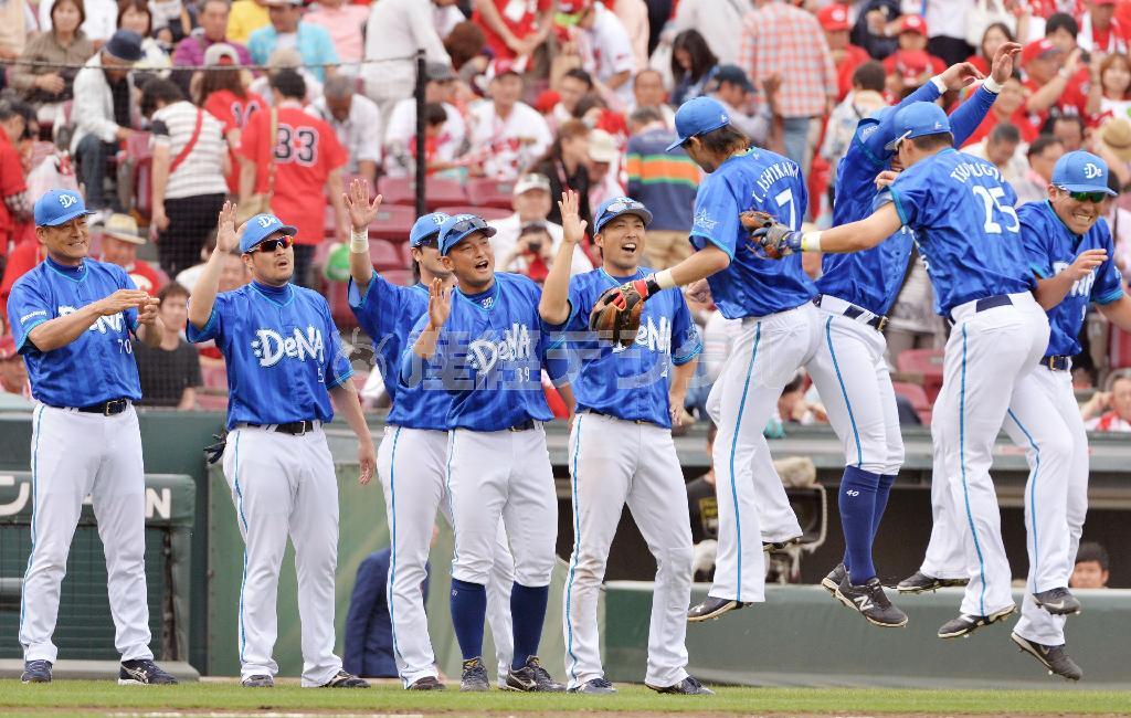 広島に勝利し、５連勝を喜ぶＤｅＮＡナイン。左端は中畑清監督＝２０１５年５月１６日、広島県広島市南区のマツダスタジアム（共同）