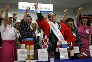 お中元商戦がスタートし、売上増を目指し気勢を上げる従業員＝東京都豊島区の西武池袋本店（永田岳彦撮影）