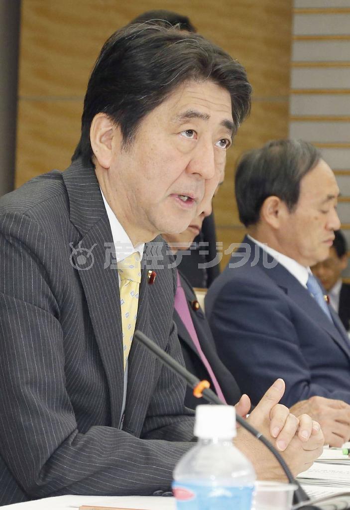 経済財政諮問会議で、あいさつする安倍晋三（しんぞう）首相。右は菅義偉（すが・よしひで）官房長官＝２０１５年５月１２日午後、首相官邸（共同）