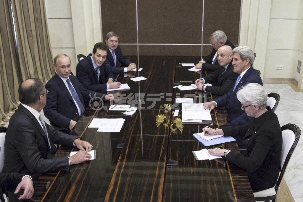 ロシアのウラジーミル・プーチン大統領（左から２人目）との会談に臨む米国のジョン・ケリー国務長官（右から２人目）＝２０１５年５月１２日、ロシア・ソチ（ＡＰ）