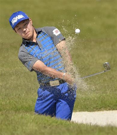 １番でバンカーショットを放つ藤本佳則。通算１２アンダー３位＝２０１５年５月１７日、埼玉県熊谷市・太平洋クラブ江南（共同）